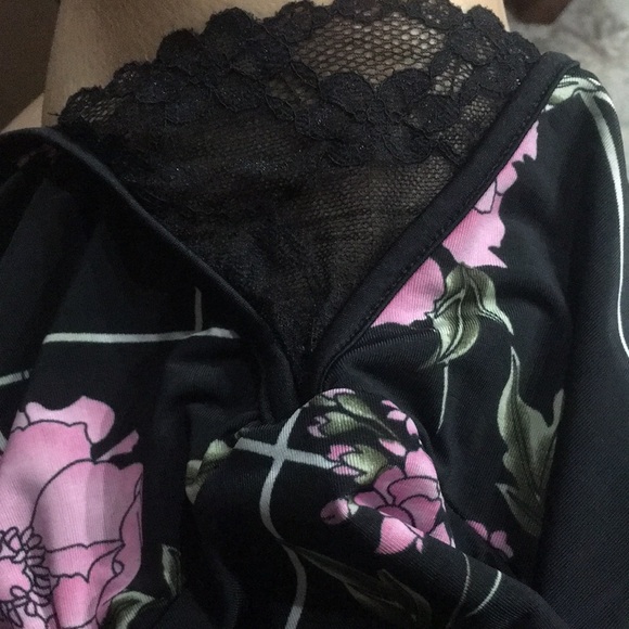 FMX COMFORT STRETCH FLORAL V NECK TOP - Picture 2 of 10